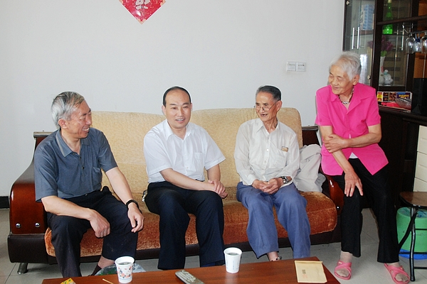 商洛市副市長(zhǎng)高?。ㄗ笃鸲┪繂?wèn)我校退休教師